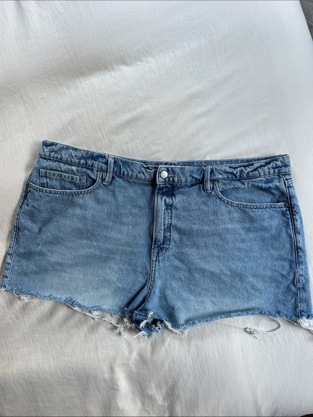 Good American Distressed Jean Short. Size 18. 2” inseam. 22” waist. No stretch.